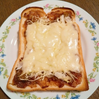 ビーフシチューとキャベツのチーズトースト